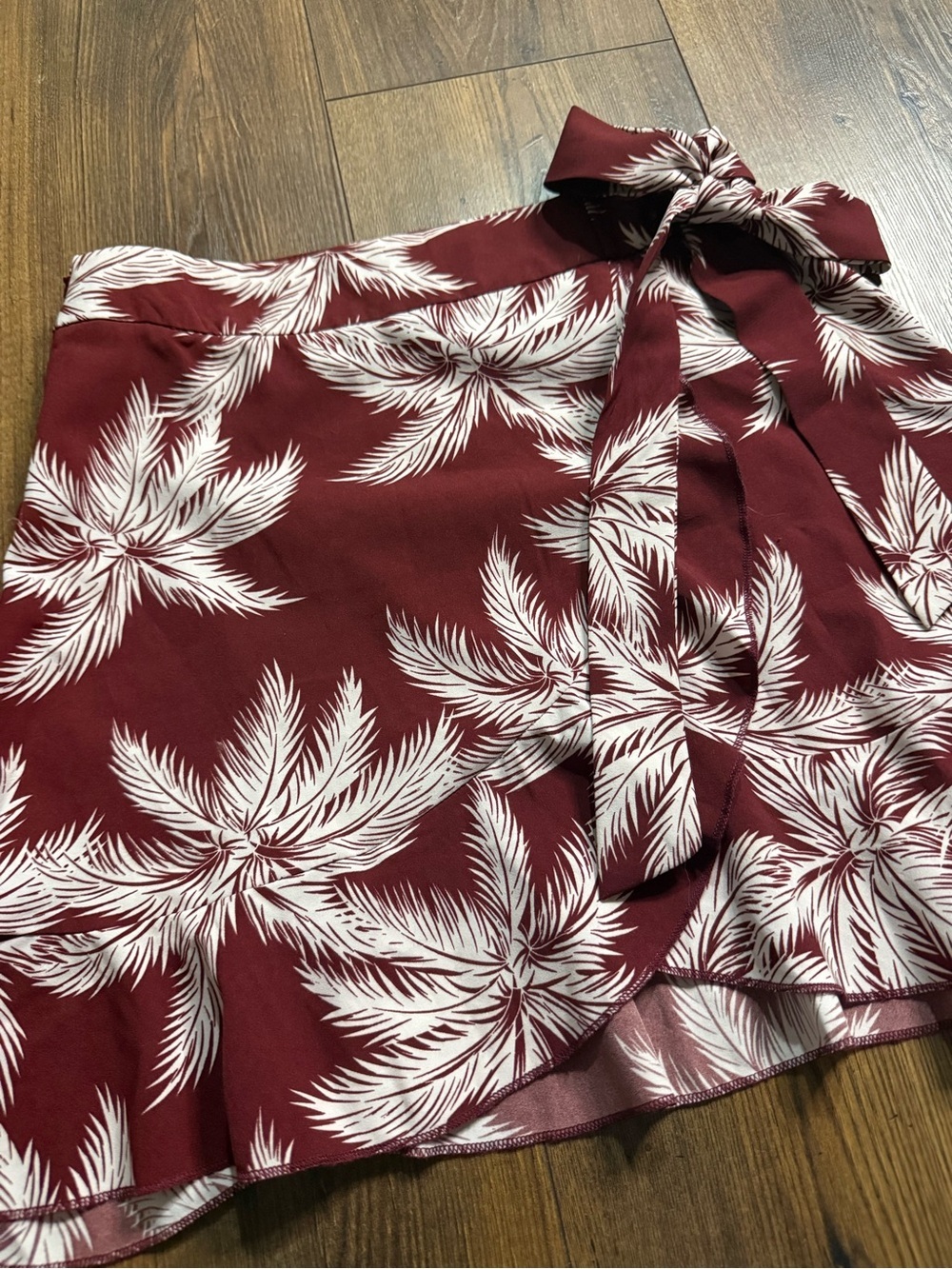 Zaful Women’s Burgundy Tropical Palm Print Wrap Mini Skirt Size Small US 4 - Picture 2 of 8